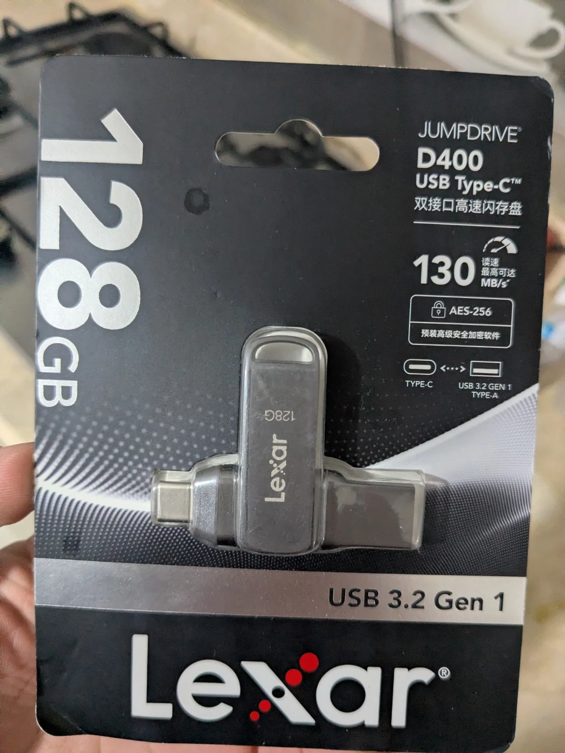 صورة فعلية لذاكرة Lexar JumpDrive D400 سعة 128 جيجابايت داخل العبوة